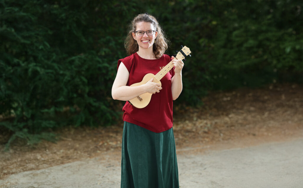 Marianne mit Ukulele in der Hand